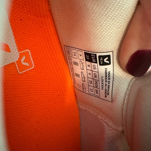 Veja sneakers in a neutral cream color - Picture 6 of 7